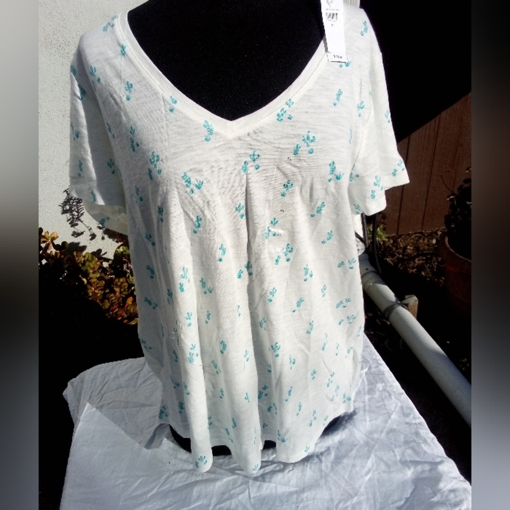 Gap t-shirt white with green cactuses v neck xl NWT